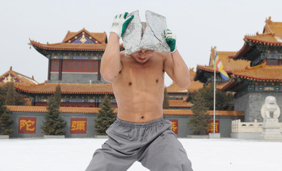 長春武僧嚴冬苦練功夫 頭頂?shù)沽⑺榘宕u(組圖)