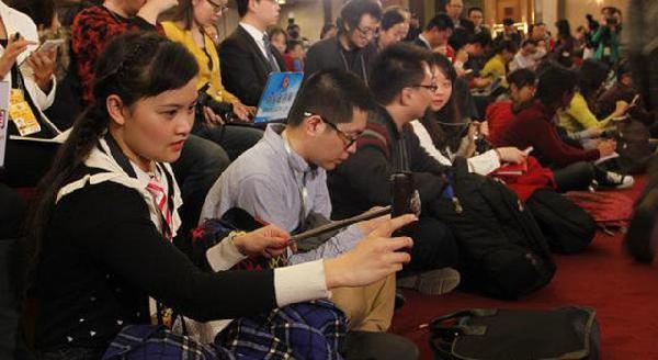 兩會記者遭遇大面積“撞桿”