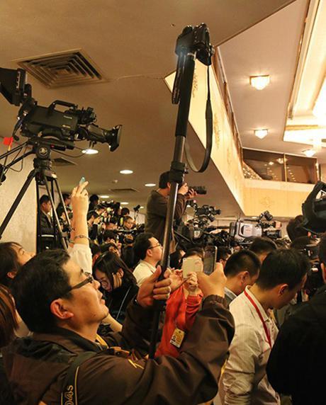 兩會記者遭遇大面積“撞桿”