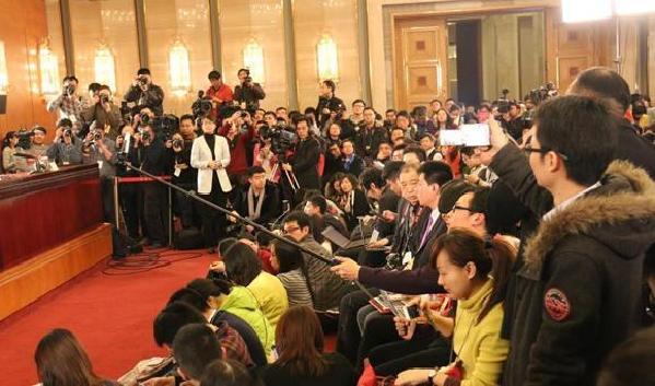 兩會記者遭遇大面積“撞桿”