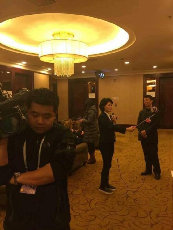 兩會記者遭遇大面積“撞桿”