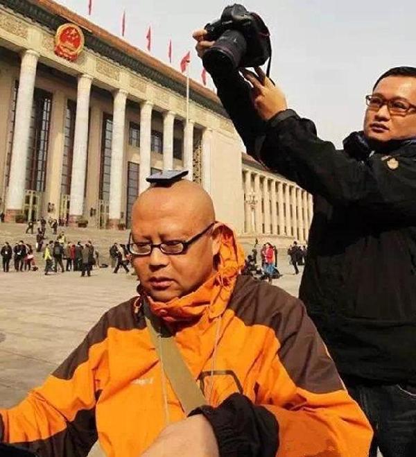 兩會記者遭遇大面積“撞桿”