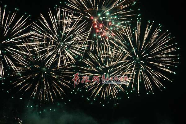 “APEC之夜”焰火現(xiàn)即墨 微煙無(wú)硫煙花鬧元宵
