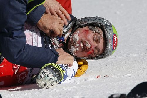 前奧運(yùn)冠軍滑雪道上摔傷
