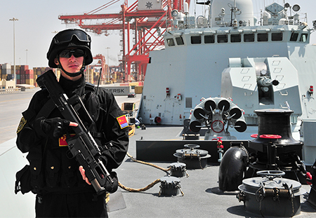 護(hù)航國外 海軍編隊不忘學(xué)雷鋒