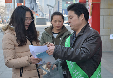 青島環(huán)保哥街頭“求”節(jié)約