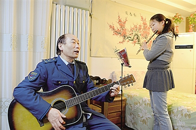 開公交跑通宵 他是青島的夜行者