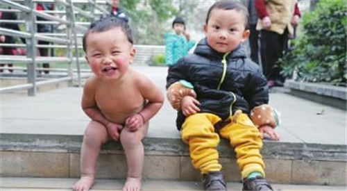 四川“狼爸”不給兒穿衣 一歲寶寶赤裸滿(mǎn)街跑