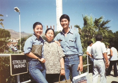 這是1978年鄧麗君和三哥鄧長富（右）的合影。資料圖片