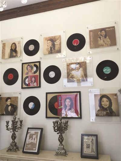 餐廳中的鄧麗君照片和唱片。