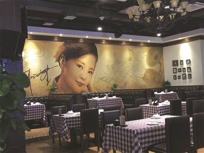 大幅鄧麗君油畫。