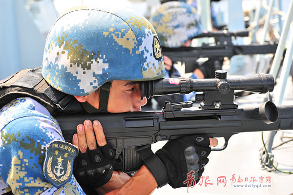 特戰(zhàn)隊員進行精確射擊。熊利兵攝