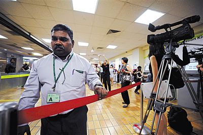 19日，新加坡中央醫(yī)院的工作人員為等候有關(guān)李光耀病情消息的媒體記者劃定區(qū)域。