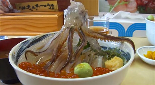 上桌墨魚被澆醬油后“復(fù)活”跳僵尸舞