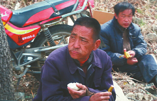 濟南西營梯子山山火肆虐20余小時 疑村婦燒荒引發(fā)