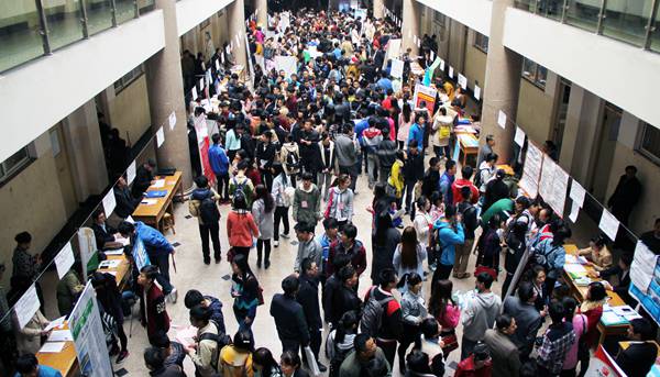 駐青高校舉行2015屆畢業(yè)生見面會 人頭攢動