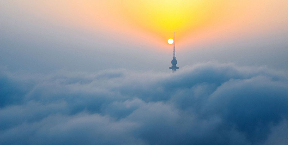 平流霧再次席卷青島 全城陷入飄渺流云仙境