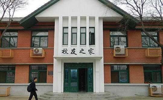 媒體：人民大學(xué)應(yīng)說(shuō)明因何清理紀(jì)寶成題詞