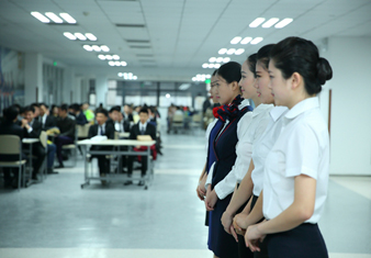 俊男靚女參加青島航空空乘復(fù)試