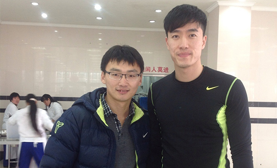 青報網(wǎng)記者曾餐廳邂逅劉翔 飛人14個月前仍在積極康復(fù) 青報網(wǎng)記者曾餐廳邂逅劉翔 飛人14個月前仍在積極康復(fù)