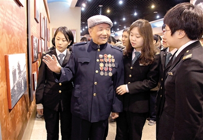 4.2萬市民入烈士館緬懷先烈 4.2萬市民入烈士館緬懷先烈