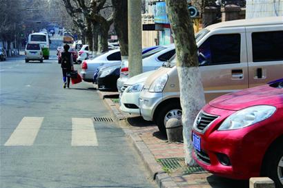 人行道違法停車