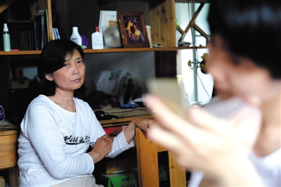 2014年5月22日，臨安家中，陸永敏看著劉霆化妝，此時(shí)的劉霆已決定做變性手術(shù)。