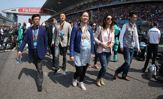 李娜挺大肚現(xiàn)身F1開(kāi)幕式 姜山陪伴左右