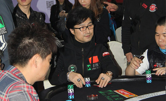 汪峰變身撲克選手 小編：來休閑體育大會(huì)打夠級(jí)吧！