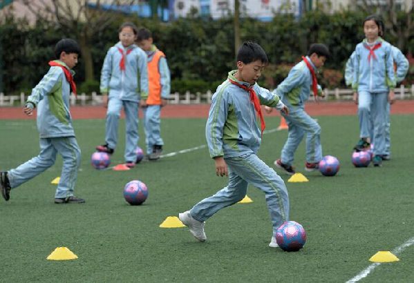 “快樂足球”走進(jìn)校園