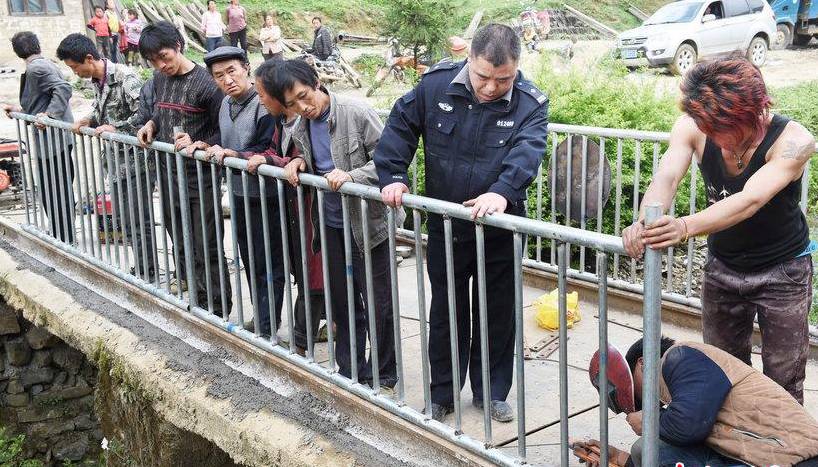 貴州一派出所長(zhǎng)出錢(qián)修橋 為保學(xué)生安全