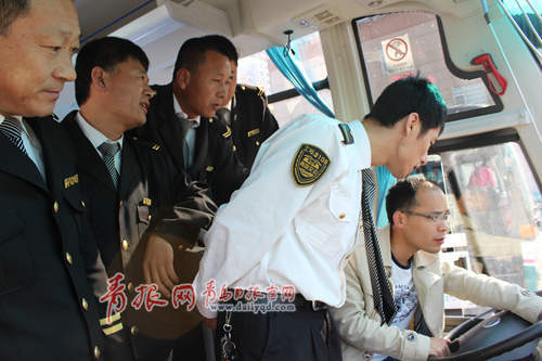 純電動(dòng)公交車廠家技術(shù)人員正在為駕駛員們講解電動(dòng)公交的技術(shù)要領(lǐng)