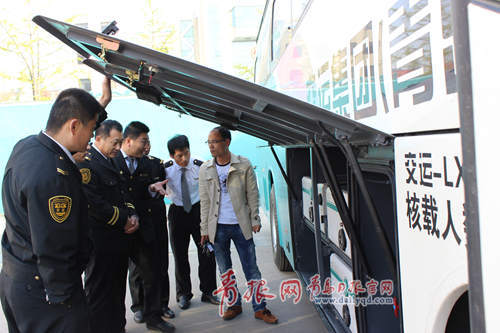 駕駛員觀看車輛電瓶系統(tǒng)