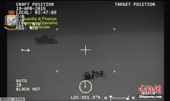 　　據(jù)外媒19日?qǐng)?bào)道，意大利海岸警衛(wèi)隊(duì)稱，一艘移民船在地中海翻覆。該船上搭載的人數(shù)或多達(dá)700人。