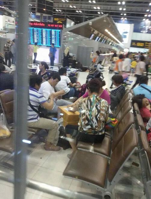中國(guó)大媽在曼谷機(jī)場(chǎng)圍成圈打牌 遭泰國(guó)人痛批
