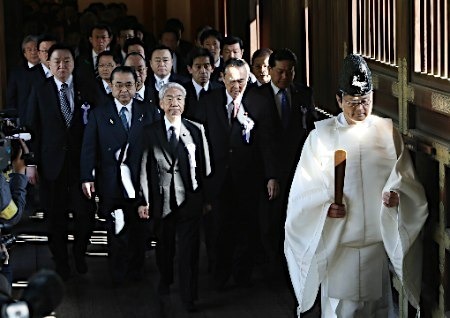 日媒：百余日本國(guó)會(huì)議員集體參拜靖國(guó)神社