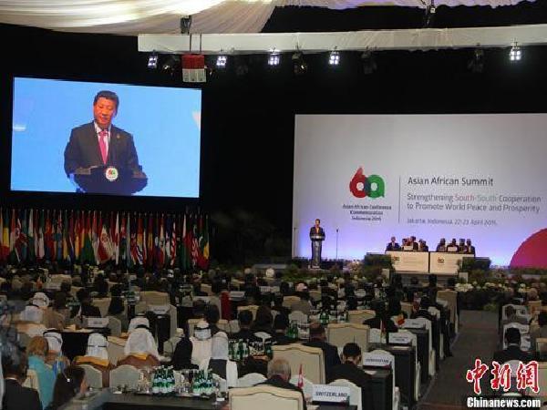 圖為中國(guó)國(guó)家主席習(xí)近平出席亞非領(lǐng)導(dǎo)人會(huì)議并發(fā)表演講。顧時(shí)宏 攝