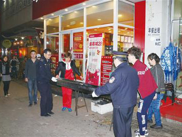 臺東街道聯(lián)合城管 整治150家啤酒屋