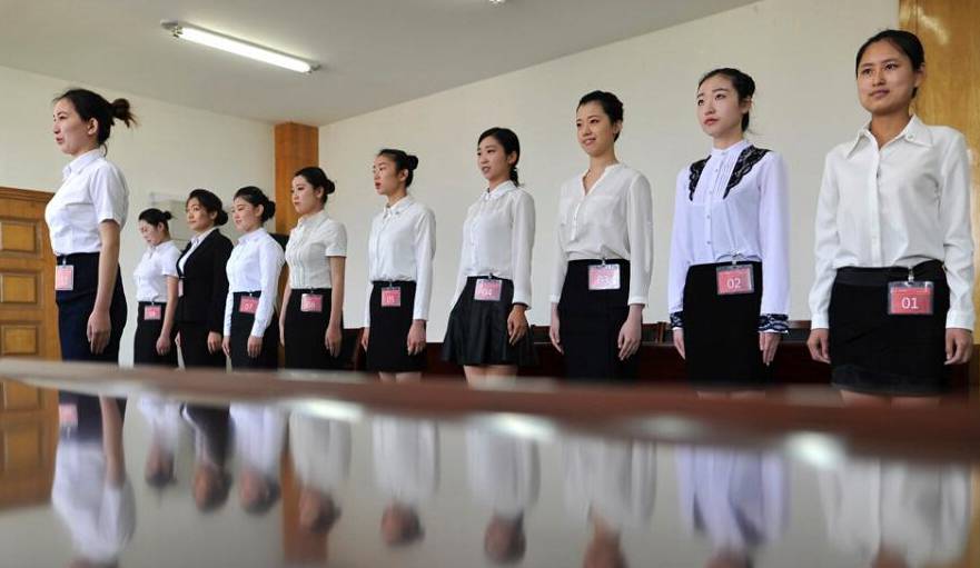 懷揣藍(lán)天夢(mèng)想 女大學(xué)生競(jìng)聘空乘