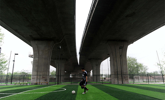 湖北武漢長(zhǎng)江大橋下建足球場(chǎng) 邊上就是鐵軌 湖北武漢長(zhǎng)江大橋下建足球場(chǎng) 邊上就是鐵軌