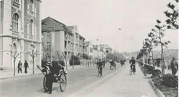 20世紀(jì)30年代青島舊影：太平路人力車自行車并行