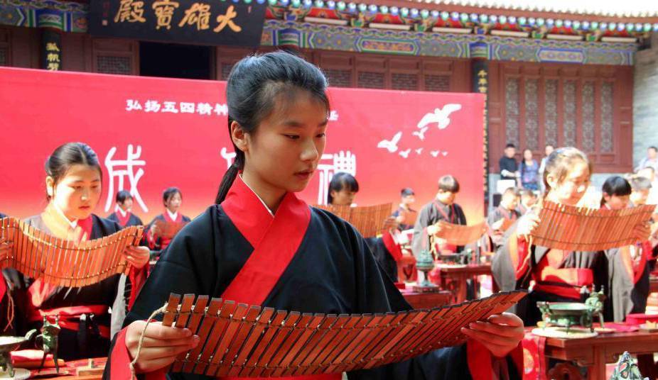 中學(xué)生“五四青年節(jié)”體驗(yàn)傳統(tǒng)漢服成人禮