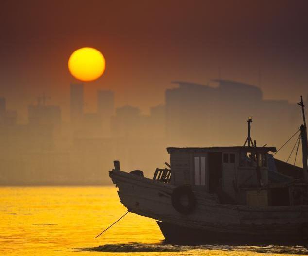 青島霧天散去 浮山灣現(xiàn)絕美海上日出