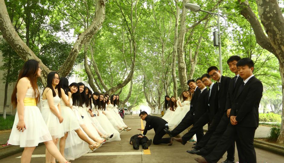 大學(xué)生拍“致青春”畢業(yè)照 紀(jì)念大學(xué)時(shí)光