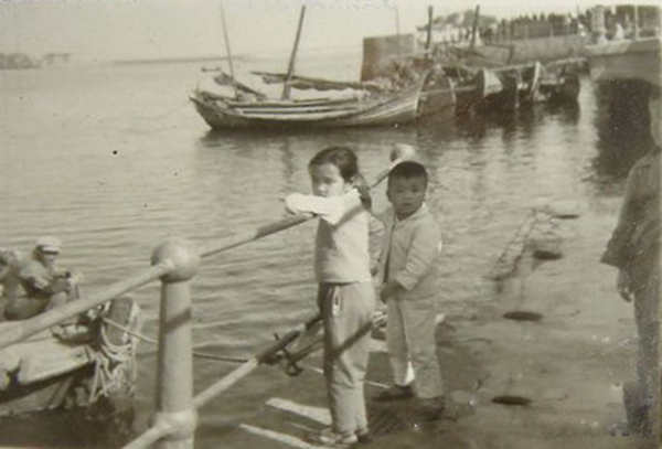 20世紀(jì)50年代青島老照片：海濱拍照美女+姐弟倆