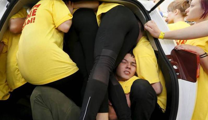 大學(xué)生同擠一輛車 欲破吉尼斯世界紀(jì)錄