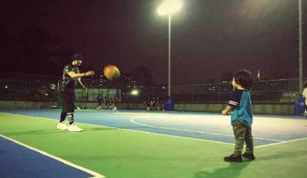 周杰倫教干兒子打籃球 昆凌場(chǎng)邊溫馨陪伴(圖)