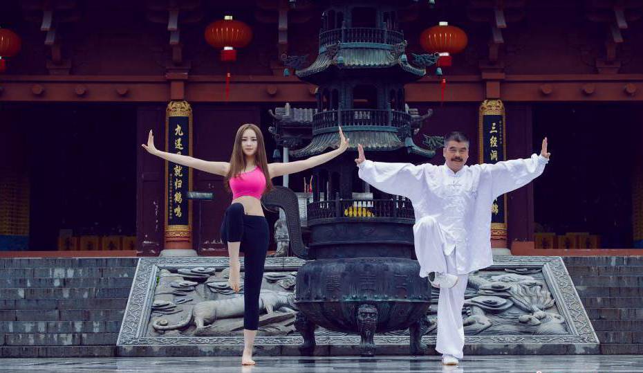 北體?；埢⑸胶偷篱L打太極 大秀完美身材