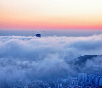 青島浮山現(xiàn)云海 城市如海市蜃樓