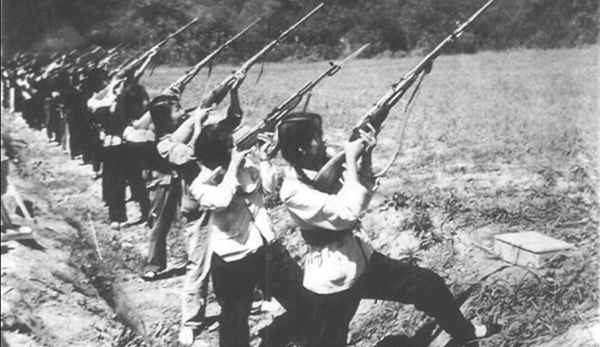 抗戰(zhàn)神??？70年代中國女民兵步槍打飛機